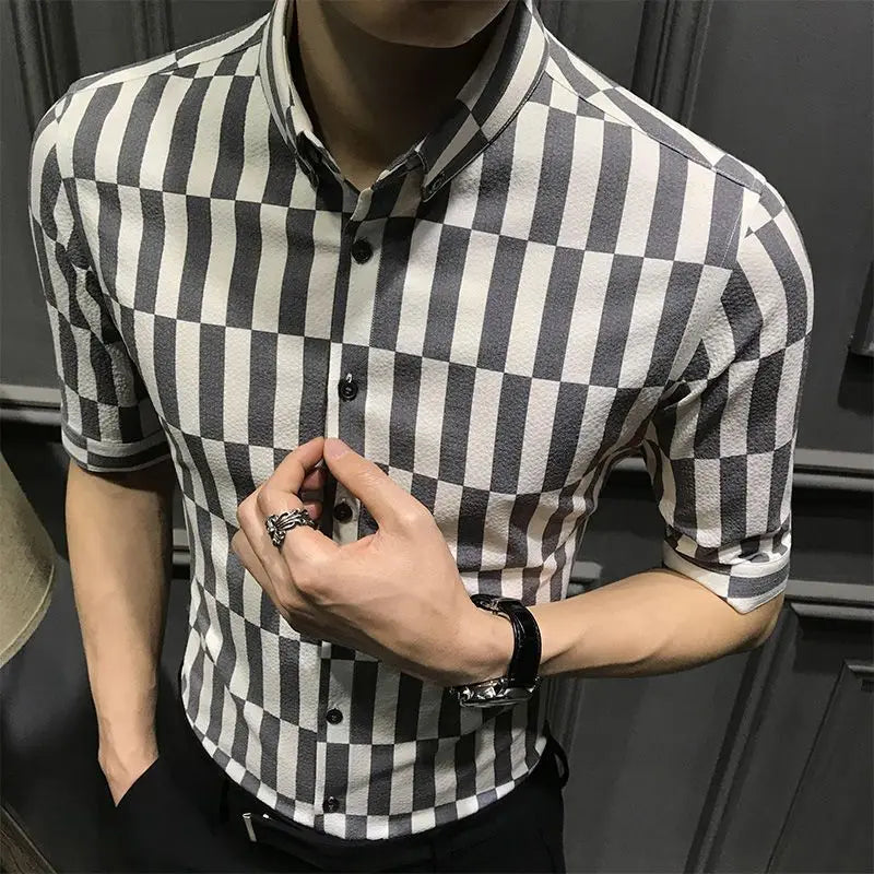 Camisa de manga média listrada estampada masculina, tendência coreana, botão, versátil, gola pontiagudos, top de meia manga, moda verão, novo