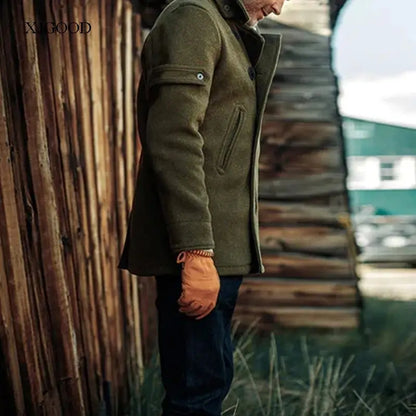 Casaco de lã masculino de cor pura com gola aboa, manga curta e decote em V para jovens no outono.