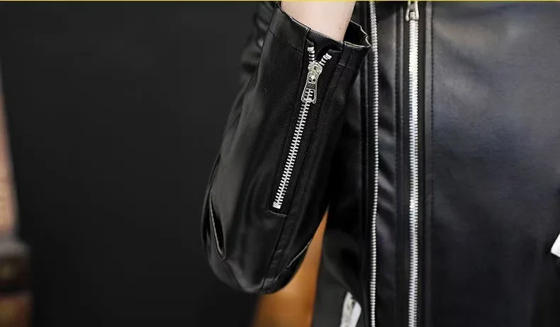 2025 masculino novo bonito, novo zíper oblíquo, jaqueta de couro PU locomotiva combinando com cores casuais